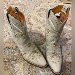 Dingo White Cowgirl Booties